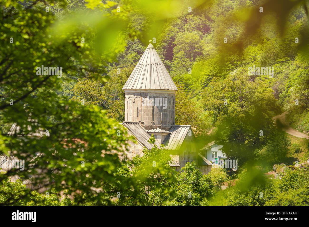 Monastère arménien de Haghartsin (fondé au XIe siècle), au milieu d'une forêt luxuriante et de montagnes du parc national de Dilijan Banque D'Images