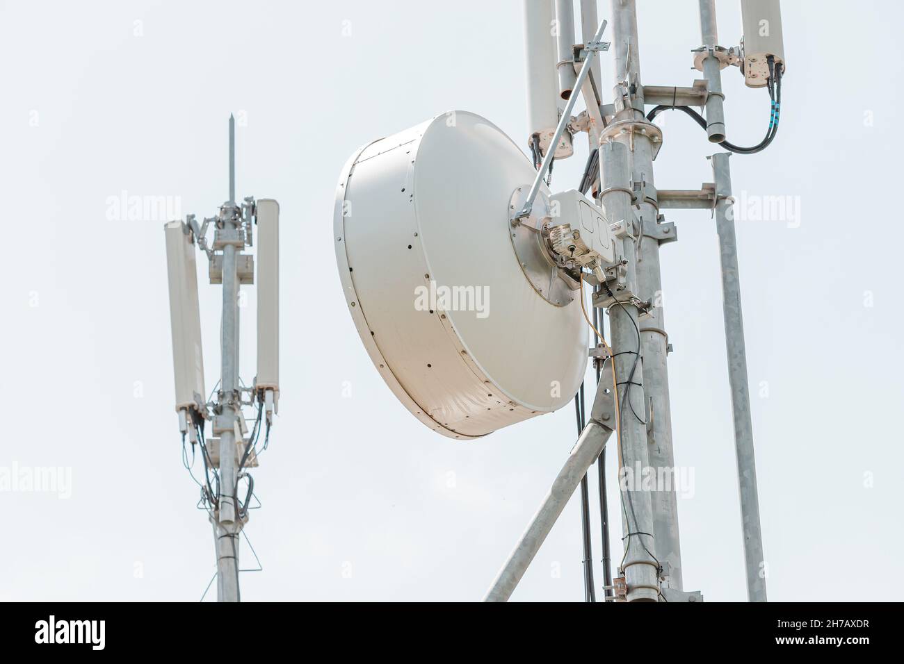 Antenne de télécommunication pour la transmission de signaux de communication cellulaire et l'interaction par Internet.concept de technologie 5g Banque D'Images