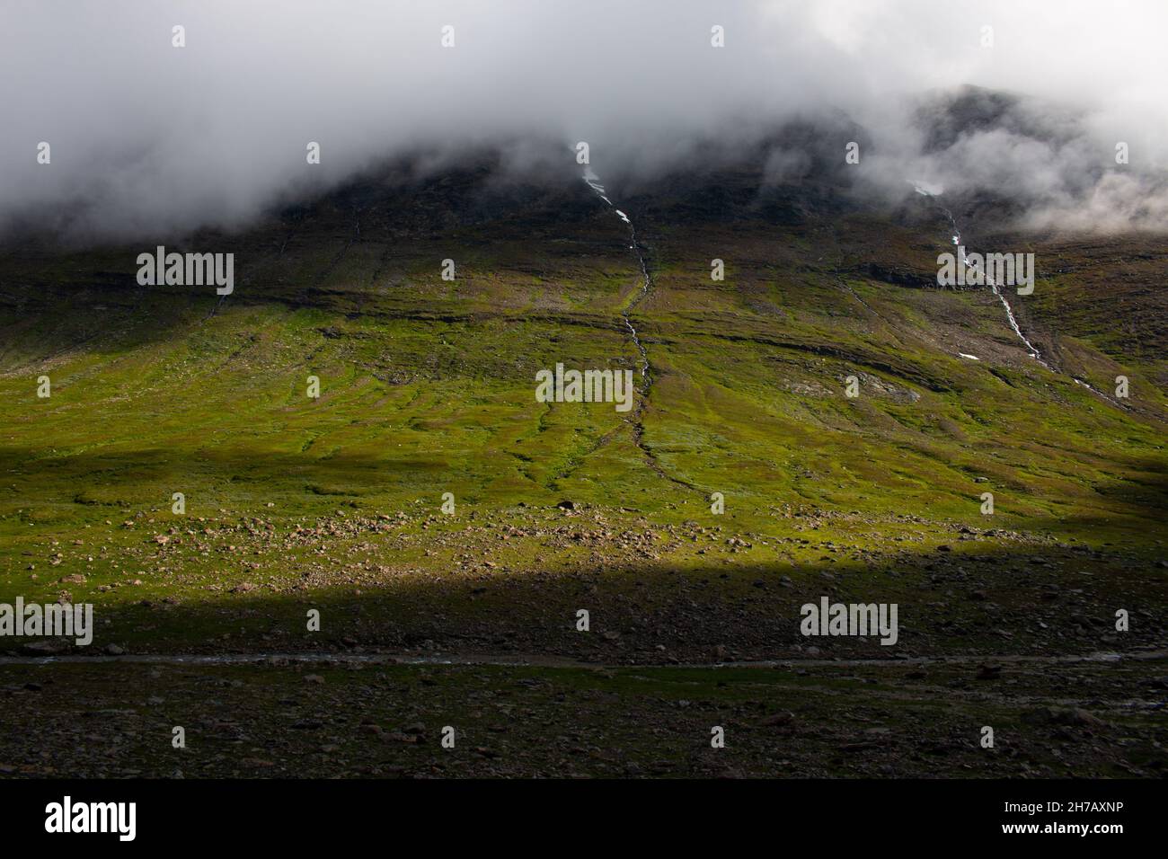 Soleil sur le flanc d'une montagne le matin pluvieux, sentier de randonnée Kungsleden entre Hemavan et Ammarnas, juillet, Suède Banque D'Images