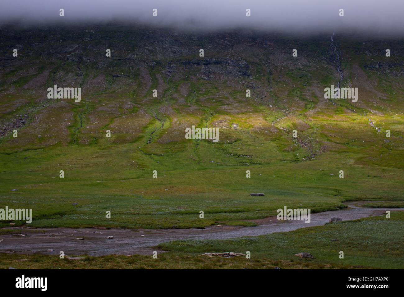 Une montagne le long du sentier de randonnée de Kungsleden mis en valeur par le soleil tacheté, la Laponie suédoise en juillet Banque D'Images