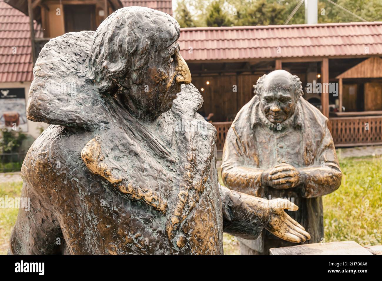 21 mai 2021, Dilijan, Arménie: Sculpture aux acteurs du film Mimino à côté d'une source d'eau minérale médicinale comme symbole de la ville de la station Banque D'Images