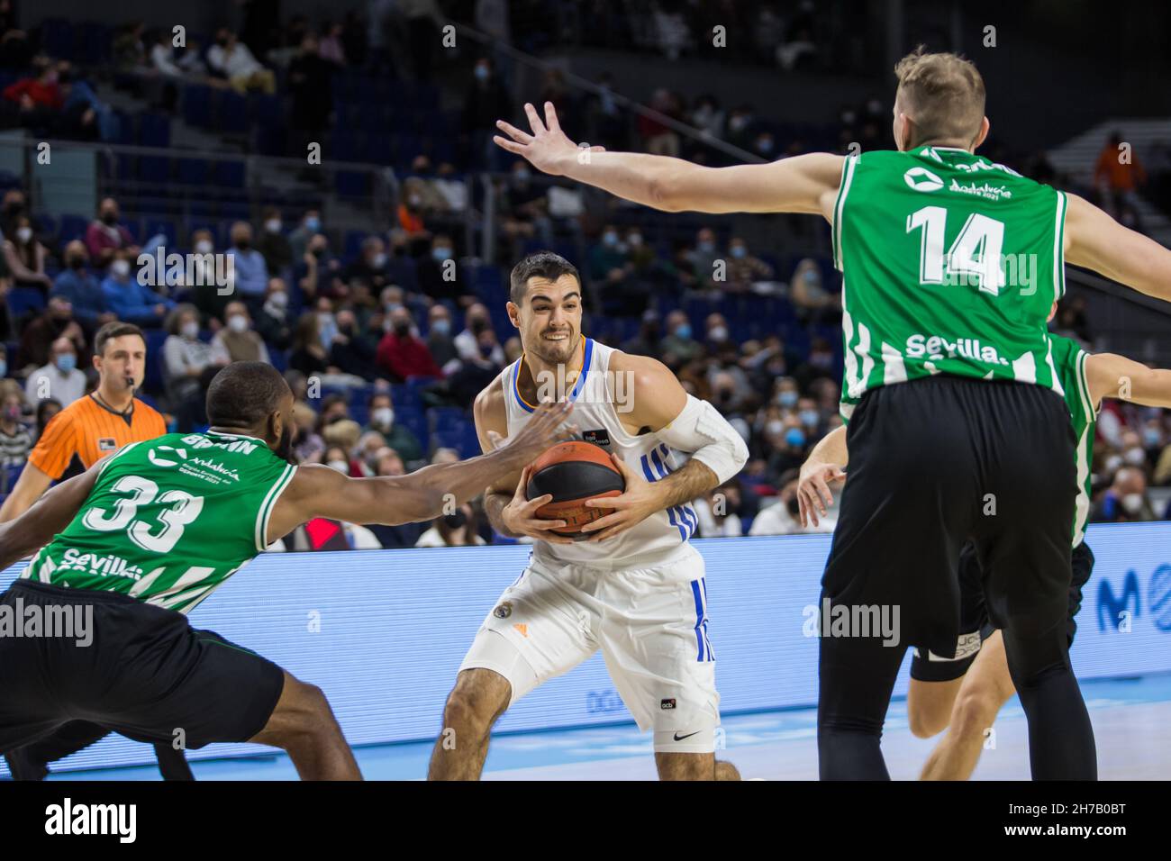 Madrid, Madrid, Espagne.21 novembre 2021.Alberto Abalde (C) lors de la victoire du Real Madrid sur Coosur Real Betis (71 - 48) en Liga Endesa saison régulière (jour 11) célébrée à Madrid (Espagne) au Centre Wizink.21 novembre 2021.(Credit image: © Juan Carlos García Mate/Pacific Press via ZUMA Press Wire) Banque D'Images