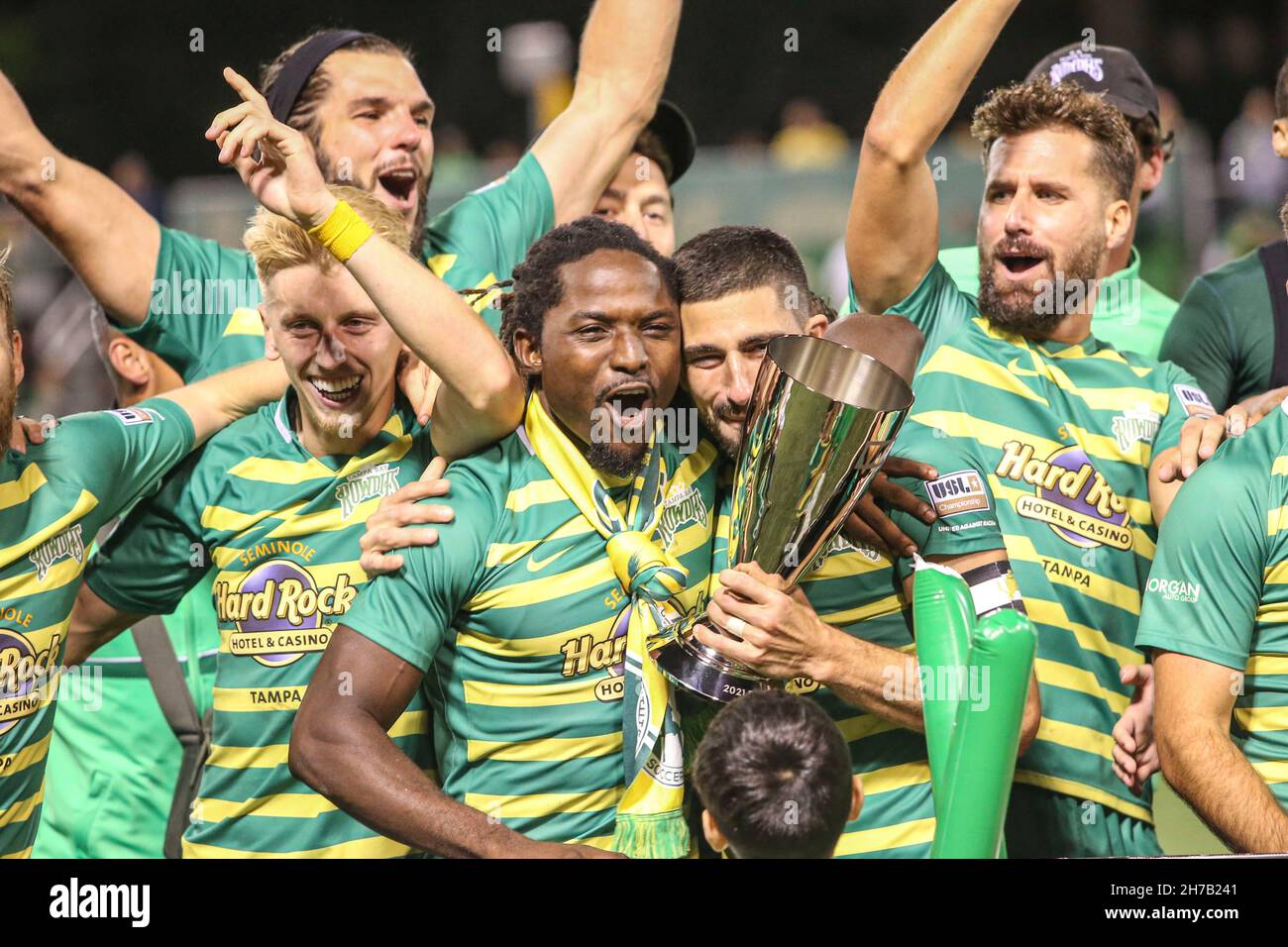 Saint-Pétersbourg, FL Etats-Unis; Tampa Bay fait avancer Lucky Mkosana (77) avec son bras autour de l'avant Sebastián Guenzatti (13) qui détient le trophée a Banque D'Images