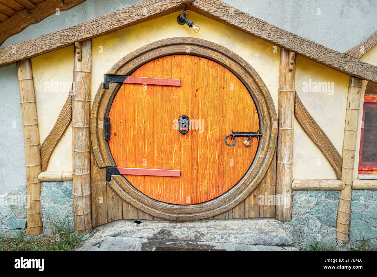 21 mai 2021, Maison Hobbit Dilijan, Arménie: Conte de fées les maisons hobbit dans le Shire du film le Seigneur des anneaux. Banque D'Images