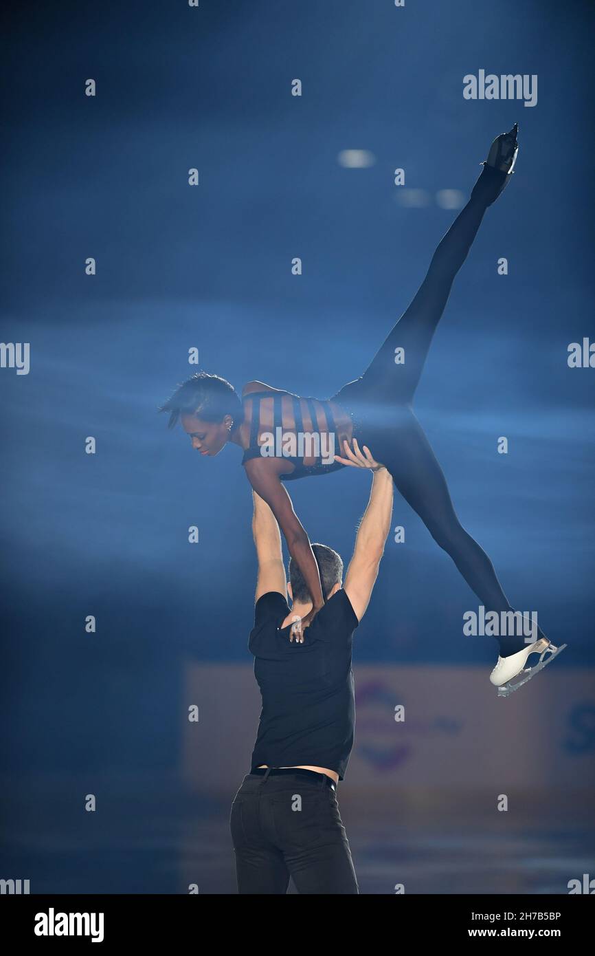 Grenoble, France.Vanessa JAMES et Eric RADFORD (Canada), lors du Gala de l'exposition, au Grand Prix de patinage artistique de l'UIP - internationaux de France, au complexe Polesud Ice-Rink, le 21 novembre 2021 à Grenoble, en France.Credit: Raniero Corbelletti/AFLO/Alay Live News Banque D'Images
