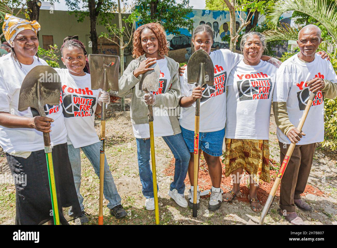 Miami Florida,Overtown,Peace Park,Journée mondiale des jeunes,plantation d'arbres,bénévoles travaillant ensemble avec des étudiants,jardinage des femmes noires Banque D'Images