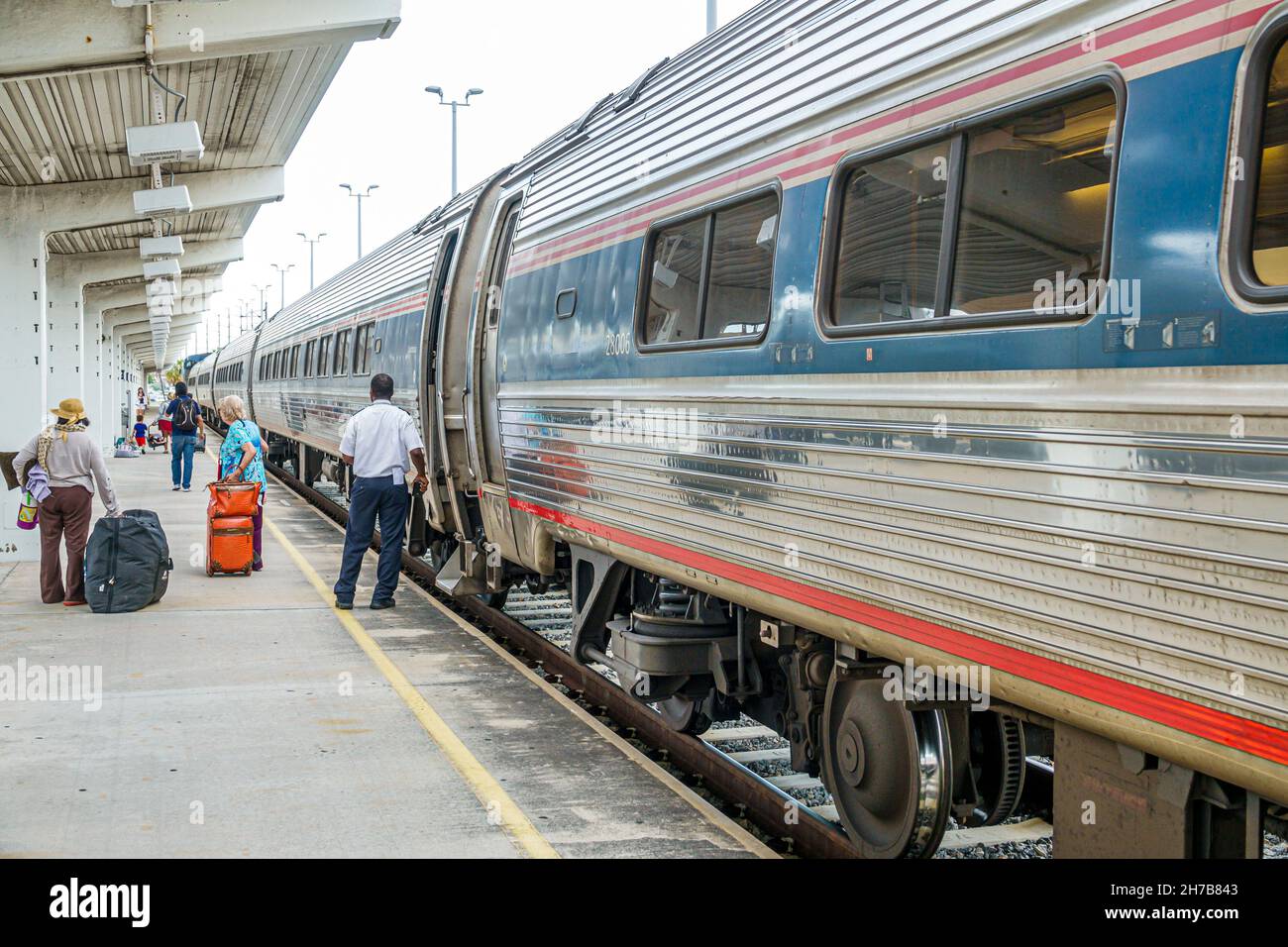 Miami Florida, gare ferroviaire Amtrak plate-forme arrêt arrivée, passagers débarquant membre de l'équipage chef Black man mâle Banque D'Images