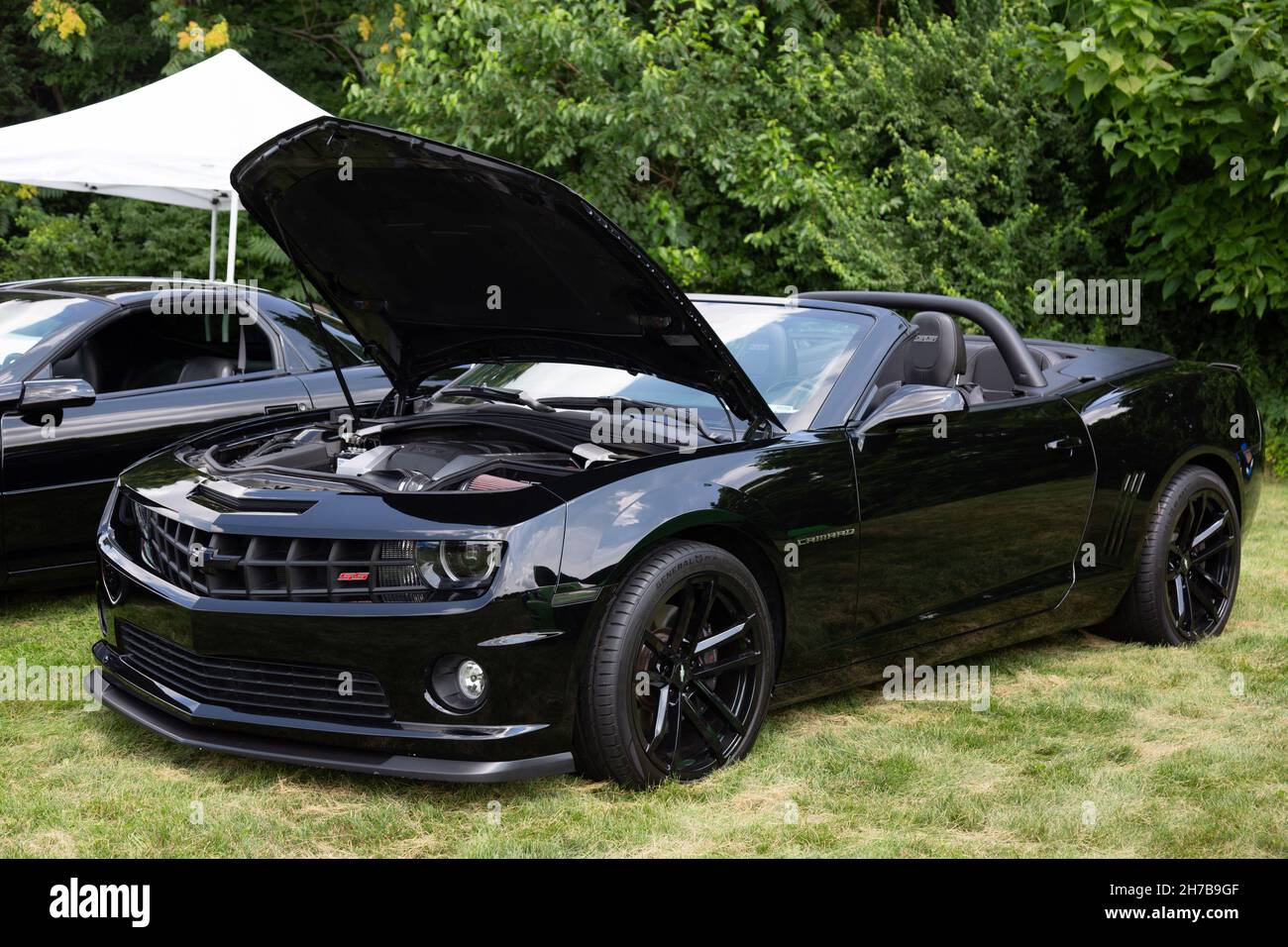 Un cabriolet Camaro SS noir de Chevrolet exposé avec le capot relevé lors d'un salon de l'auto à fort Wayne, Indiana, États-Unis. Banque D'Images