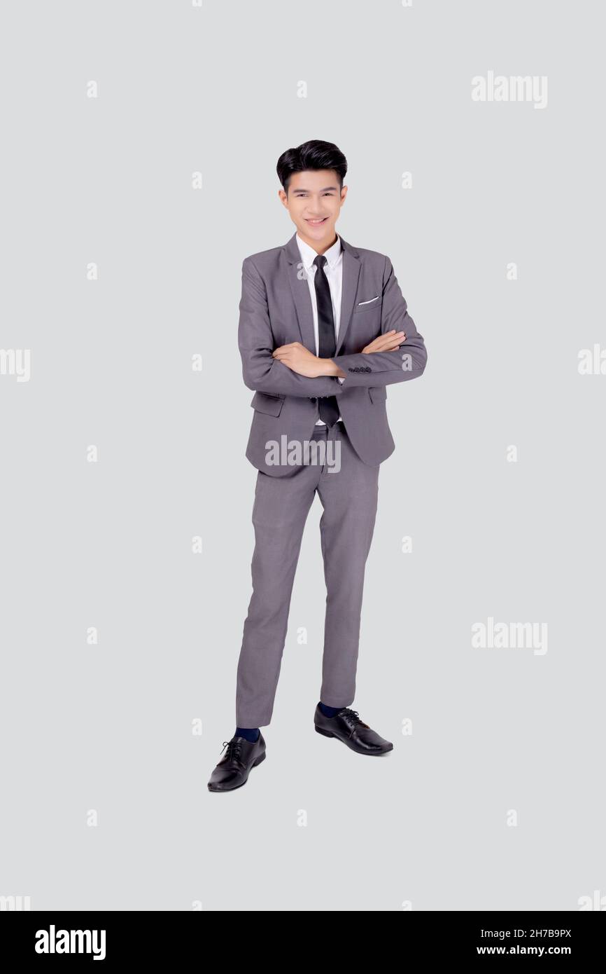 Homme d'affaires portrait en costume avec les bras croisés debout isolé sur fond blanc, le jeune homme d'affaires asiatique est directeur ou exécutif Banque D'Images