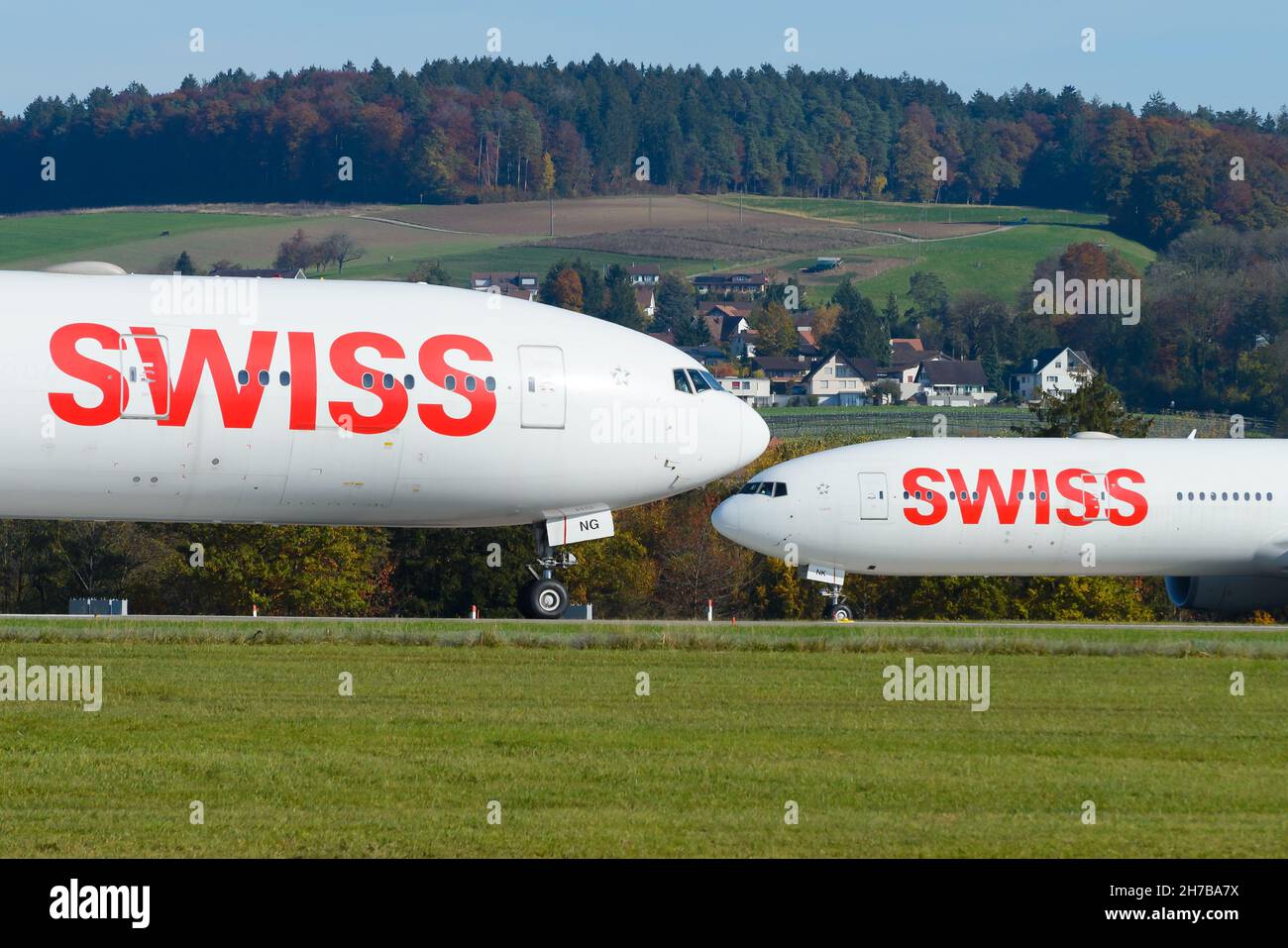 Paire de lignes aériennes suisses Boeing 777 de la compagnie aérienne ont à l'aéroport de Zurich Kloten en Suisse.Swiss Airlines s'est associé. Banque D'Images