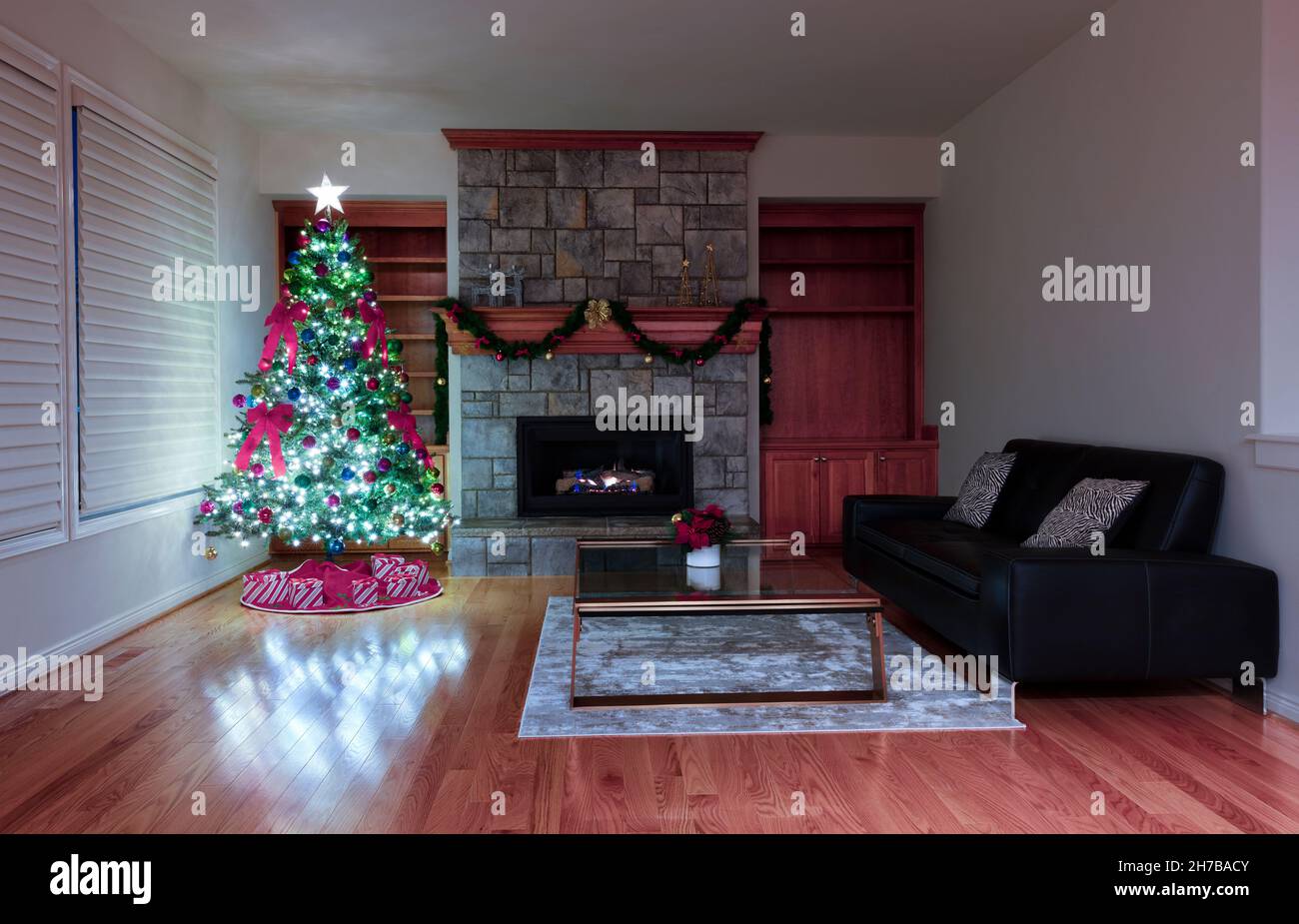 Arrière-plan intérieur de Noël, nouvel an, sapin lumineux et cheminée Banque D'Images