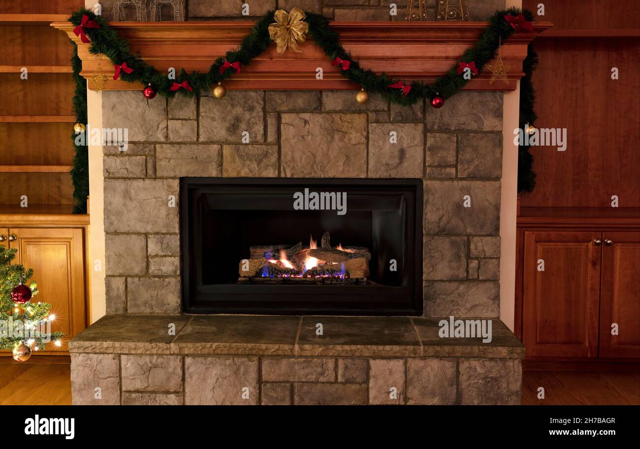 Cheminée à insert de gaz naturel, billes de céramique, décorées pour un  joyeux Noël ou un concept de bonne année Photo Stock - Alamy