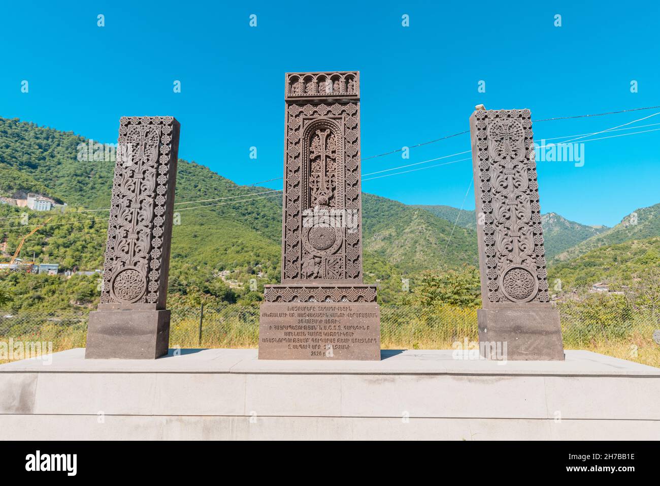 Ancien khachkar traditionnel sculpté ou pierre de croix installé près du monastère d'Akhtala.Patrimoine et art arméniens Banque D'Images