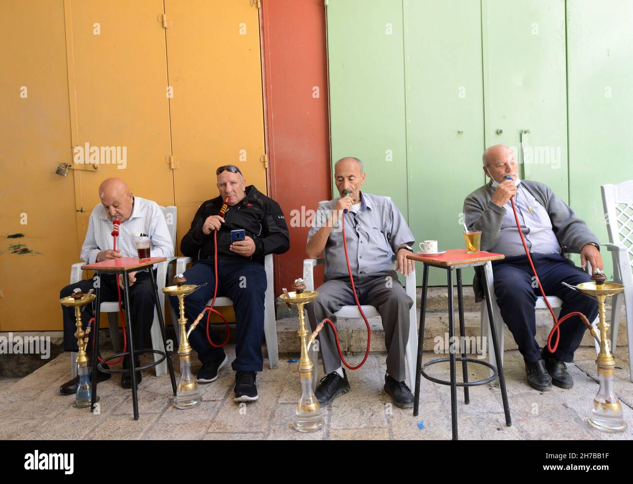 Les hommes fumeurs Nargila palestinienne dans la vieille ville de Jérusalem. Banque D'Images