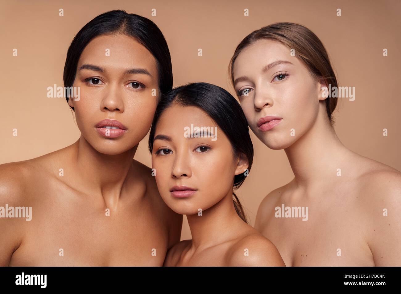 Portrait de trois femmes caucasiennes, coréennes et africaines américaines face à la beauté de peau Banque D'Images