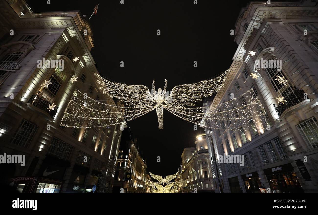 Londres, Royaume-Uni.20 novembre 2021.Photo prise le 20 novembre 2021 montre Regent Street décoré avec des lumières de Noël dans le centre de Londres, en Grande-Bretagne.Crédit : Li Ying/Xinhua/Alay Live News Banque D'Images