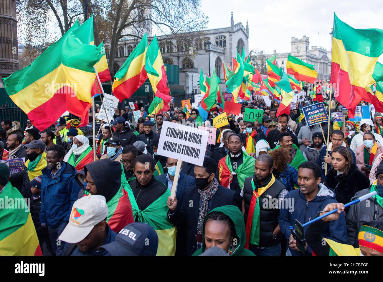Les manifestants brandisquent les drapeaux nationaux éthiopiens pendant la manifestation.en luttant contre une guerre civile interne qui dure depuis un an maintenant, l'organisation de suprématie ethnique américaine pseudo-gauche Tigrayan People's Liberation Front (TPLF) a lancé des attaques qui ont tué des milliers d'Éthiopiens.Avec le soutien de l'administration Biden et des médias occidentaux, la position de pouvoir en Éthiopie a été inclinée pour favoriser le TPLF, contre le Premier ministre Abiy Ahmed, lauréat du prix Nobel de la consolidation de la paix.Dans le cadre du mouvement #NOMORE, les Ethiopiens basés à Londres ont envahi les rues de Londres, Banque D'Images