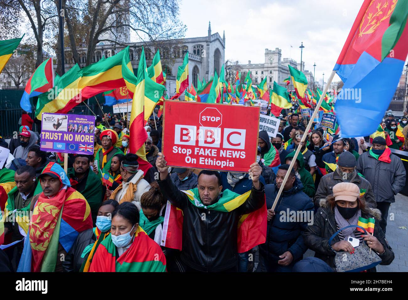 Les manifestants brandisquent les drapeaux nationaux éthiopiens pendant la manifestation.en luttant contre une guerre civile interne qui dure depuis un an maintenant, l'organisation de suprématie ethnique américaine pseudo-gauche Tigrayan People's Liberation Front (TPLF) a lancé des attaques qui ont tué des milliers d'Éthiopiens.Avec le soutien de l'administration Biden et des médias occidentaux, la position de pouvoir en Éthiopie a été inclinée pour favoriser le TPLF, contre le Premier ministre Abiy Ahmed, lauréat du prix Nobel de la consolidation de la paix.Dans le cadre du mouvement #NOMORE, les Ethiopiens basés à Londres ont envahi les rues de Londres, Banque D'Images