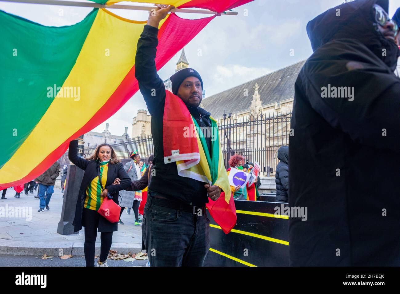 Les manifestants ont vu le drapeau national éthiopien tenir pendant la manifestation.le combat contre une guerre civile interne qui dure depuis un an maintenant, l'organisation de suprématie ethnique pseudo-gauche américaine Tigrayan People's Liberation Front (TPLF) a lancé des attaques qui ont tué des milliers d'Éthiopiens.Avec le soutien de l'administration Biden et des médias occidentaux, la position de pouvoir en Éthiopie a été inclinée pour favoriser le TPLF, contre le Premier ministre Abiy Ahmed, lauréat du prix Nobel de la consolidation de la paix.Dans le cadre du mouvement #NOMORE, les Éthiopiens basés à Londres ont envahi les rues de L Banque D'Images