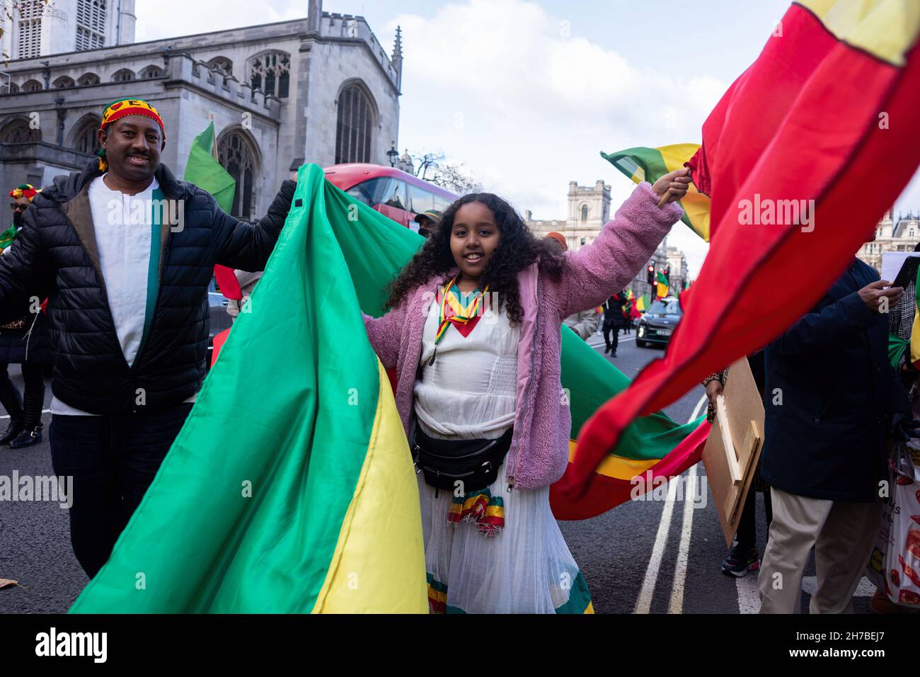 Une jeune fille a vu le drapeau national éthiopien brander pendant la manifestation.en luttant contre une guerre civile interne qui dure depuis un an maintenant, l'organisation de suprématie ethnique américaine pseudo-gauche Tigrayan People's Liberation Front (TPLF) a lancé des attaques qui ont tué des milliers d'Éthiopiens.Avec le soutien de l'administration Biden et des médias occidentaux, la position de pouvoir en Éthiopie a été inclinée pour favoriser le TPLF, contre le Premier ministre Abiy Ahmed, lauréat du prix Nobel de la consolidation de la paix.Dans le cadre du mouvement #NOMORE, les Ethiopiens basés à Londres ont envahi les rues de Londres, Banque D'Images