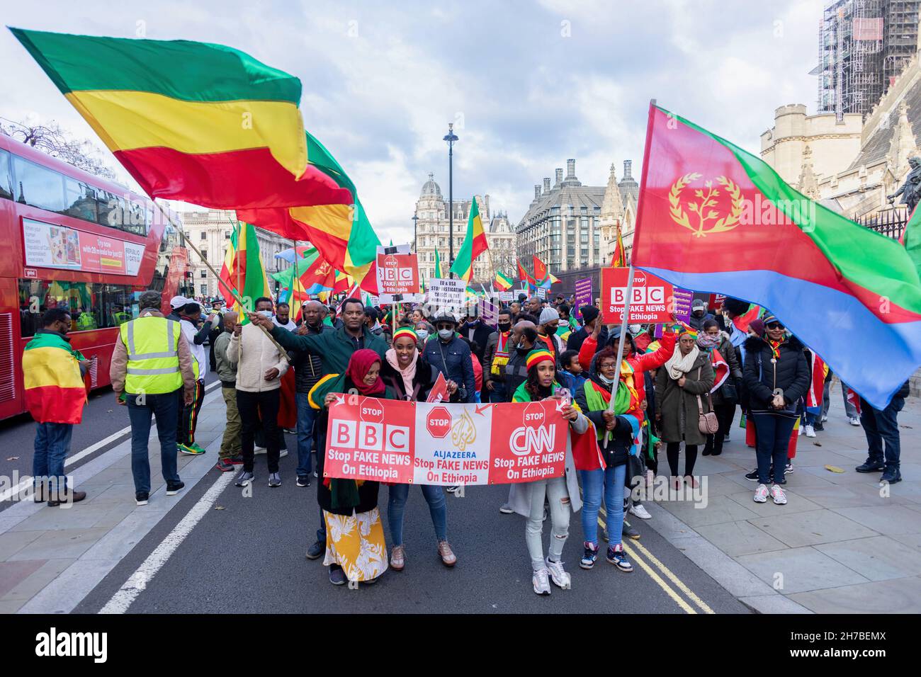 Les manifestants ont vu tenir une bannière disant « la BBC/CNN mettre fin aux fake news on Ethiopia » pendant la manifestation.en luttant contre une guerre civile interne qui se poursuit depuis un an maintenant, l'organisation de suprématie ethnique américaine, pseudo-gauchiste, Tigrayan People's Liberation Front (TPLF), a lancé des attaques qui ont tué des milliers d'Ethiopiens.Avec le soutien de l'administration Biden et des médias occidentaux, la position de pouvoir en Éthiopie a été inclinée pour favoriser le TPLF, contre le Premier ministre Abiy Ahmed, lauréat du prix Nobel de la consolidation de la paix.Dans le cadre du mouvement #NOMORE, Ethiop, basé à Londres Banque D'Images
