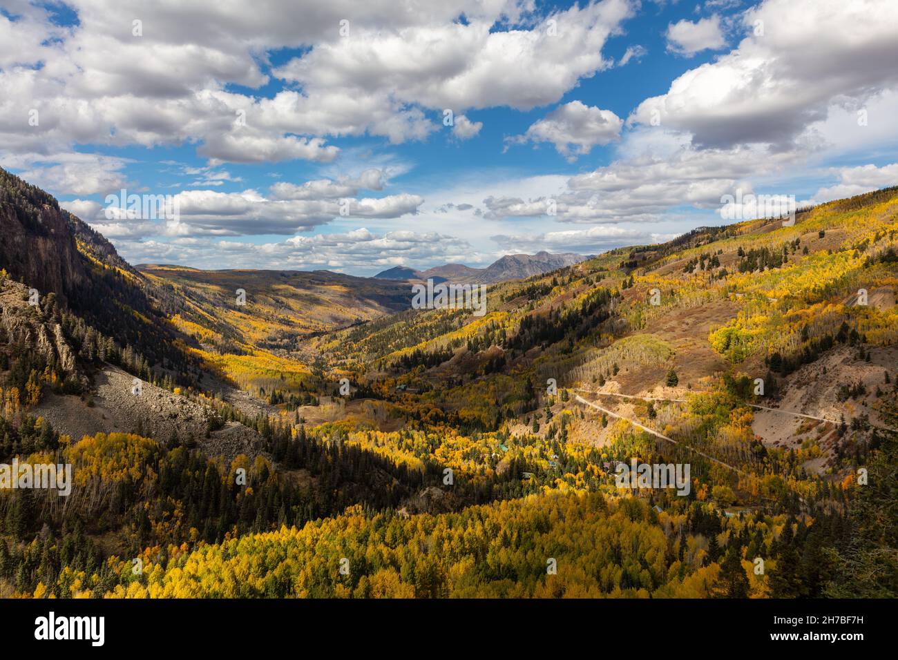 Vue vers le nord sur le Skyway de San Juan près d'Ophir, Colorado Banque D'Images