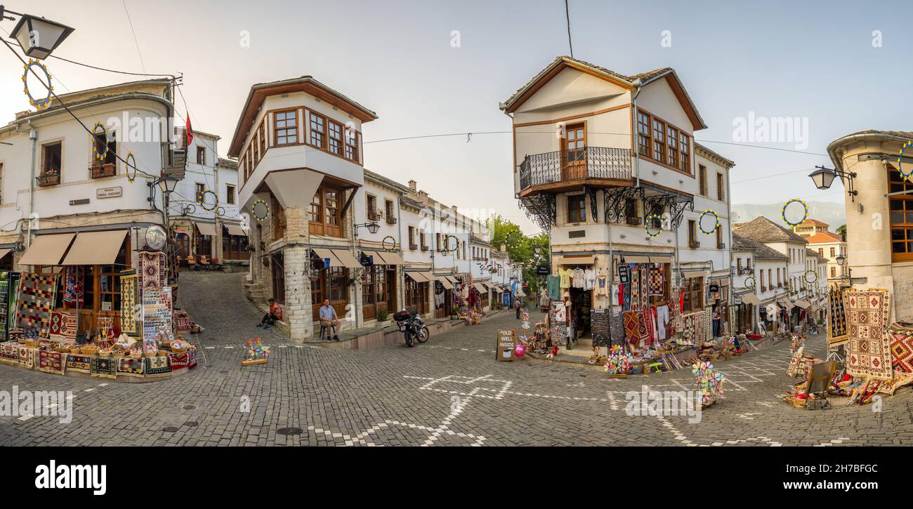 Grand panorama avec bâtiments historiques au centre de la ville historique de Gjirokaster, Albanie Banque D'Images