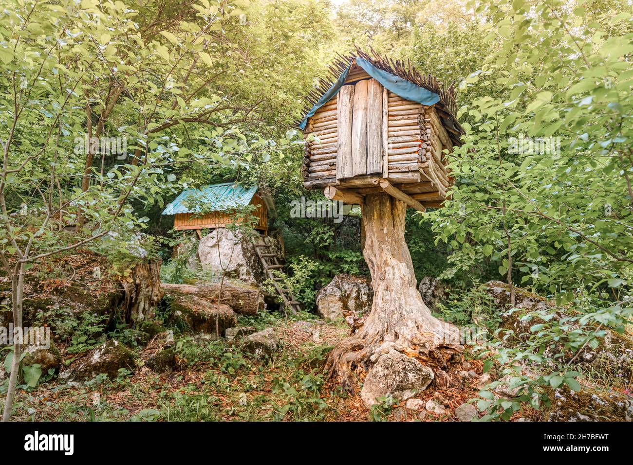 21 mai 2021, camping Lastiver, Arménie: Maison d'arbre mystique et de conte de fées, rappelant l'effrayante demeure de Baba Yaga sur les cuisses de poulet dans le Banque D'Images