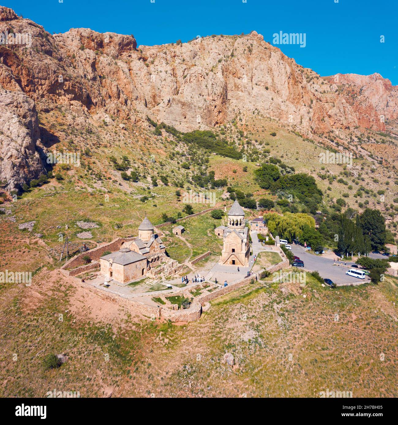 Vue aérienne du célèbre monastère de Noravank avec deux églises situées dans une gorge de montagne pittoresque avec des rochers rouges.Lieu populaire et excursions de voyage Banque D'Images
