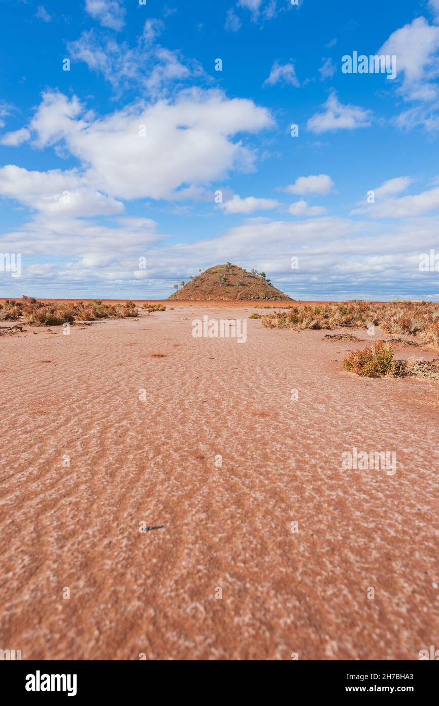 Vue panoramique verticale de la croûte rouge à motifs et de l'île conique emblématique au milieu du lac Ballard, Australie occidentale, Australie occidentale, Australie Banque D'Images