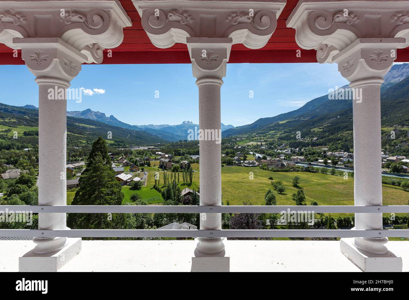 ALPES DE HAUTE-PROVENCE, VALLÉE D'UBAYE, VILLAGE DE JAUSIERS, CHÂTEAU DES MAGNANS Banque D'Images