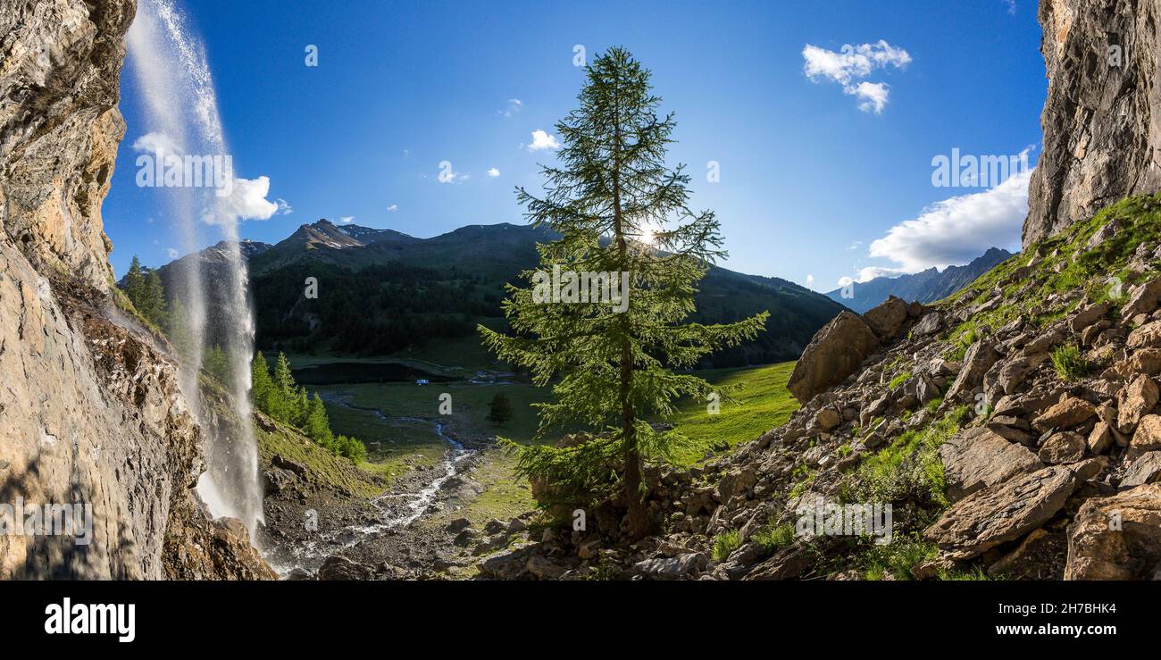 ALPES DE HAUTE-PROVENCE, 04, VALLÉE D'UBAYE, VILLAGE DE LAUZET-SUR-UBAYE,, LAC DE LAUZET,CHUTE D'EAU PISSON Banque D'Images