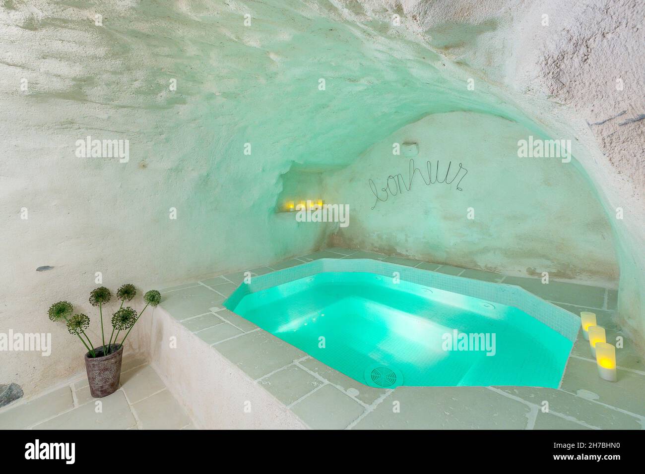 ALPES-DE-HAUTE-PROVENCE, VILLAGE DE JAUSIERS, HAMEAU DE SANIERES, DANS UNE MAISON DU XVIIIÈME SIÈCLE, CHALETS DE VACANCES LE BOUSQUETIERE Banque D'Images