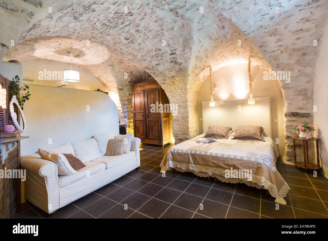 ALPES-DE-HAUTE-PROVENCE, VILLAGE DE JAUSIERS, HAMEAU DE SANIERES, DANS UNE MAISON DU XVIIIÈME SIÈCLE, CHALETS DE VACANCES LE BOUSQUETIERE Banque D'Images