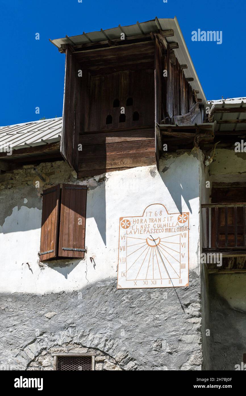 ALPES DE HAUTE-PROVENCE, 04, VALLÉE D'UBAYE, MEOLANS-REVEL, VALLÉE DE LAVERQ,, L'ÉGLISE SAINT-ANTOINE (XVIIE SIÈCLE) ET L'ANCIENNE CHLAISIENNE LA Banque D'Images