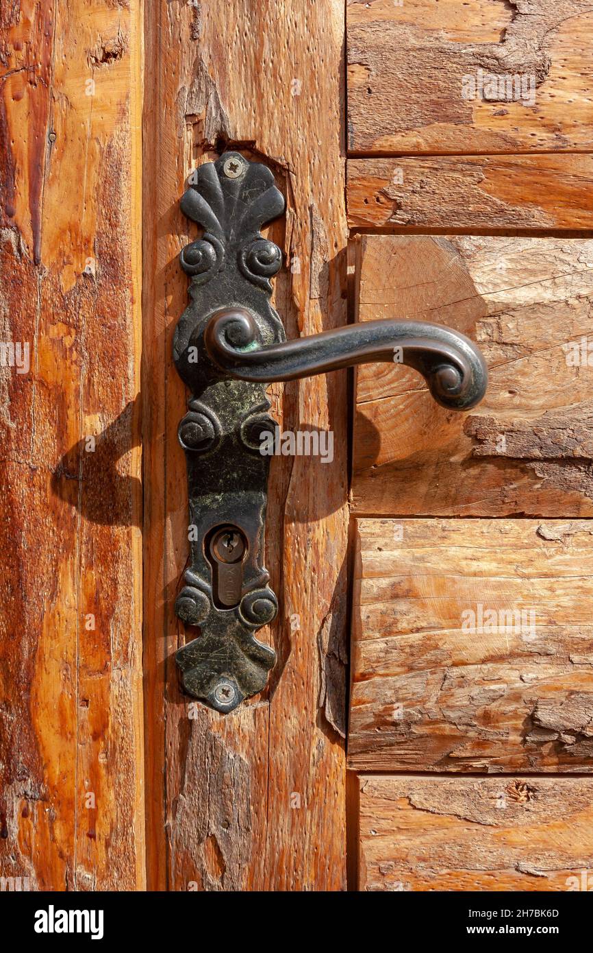 Poignée en fer forgé vintage sur porte en bois Photo Stock - Alamy