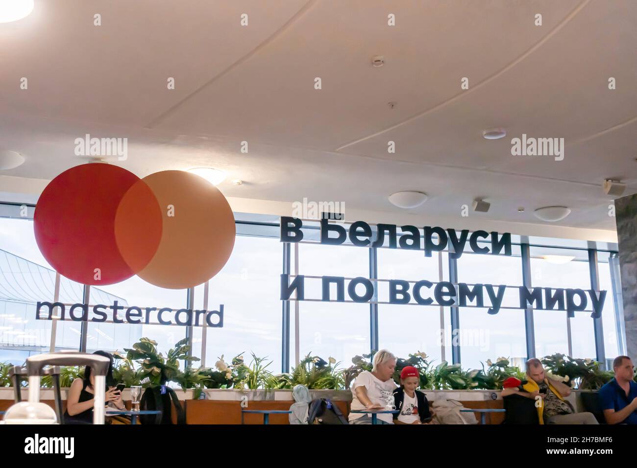 Publicité Mastercard "en Biélorussie et à travers le monde" sur la fenêtre dans le salon de l'aéroport international de Minsk, Biélorussie Banque D'Images