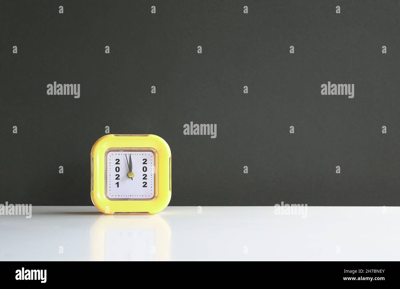 Horloge jaune indiquant 2021 et 2022.Concept de compte à rebours pour la nouvelle année.Copier l'espace. Banque D'Images