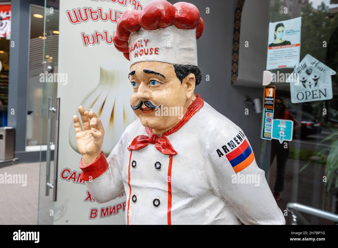 25 mai 2021, Erevan, Arménie : statue amusante d'un chef arménien à l'entrée d'un restaurant de cuisine caucasienne Banque D'Images
