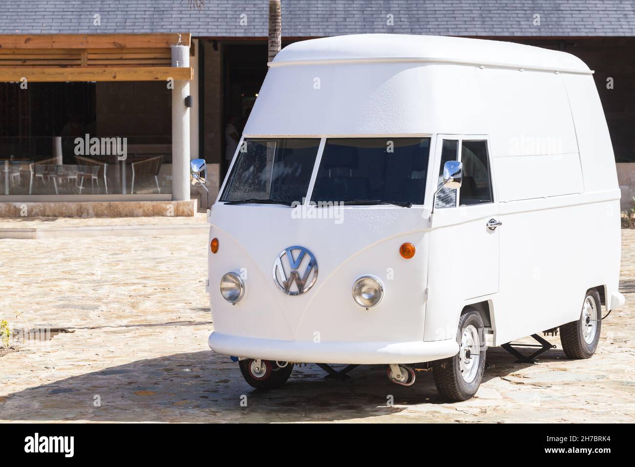 Bavaro, République Dominicaine - 15 janvier 2020: Volkswagen Type 2, modification de bus commercial personnalisé.Un véhicule commercial léger se trouve dans une rue ensoleillée Banque D'Images