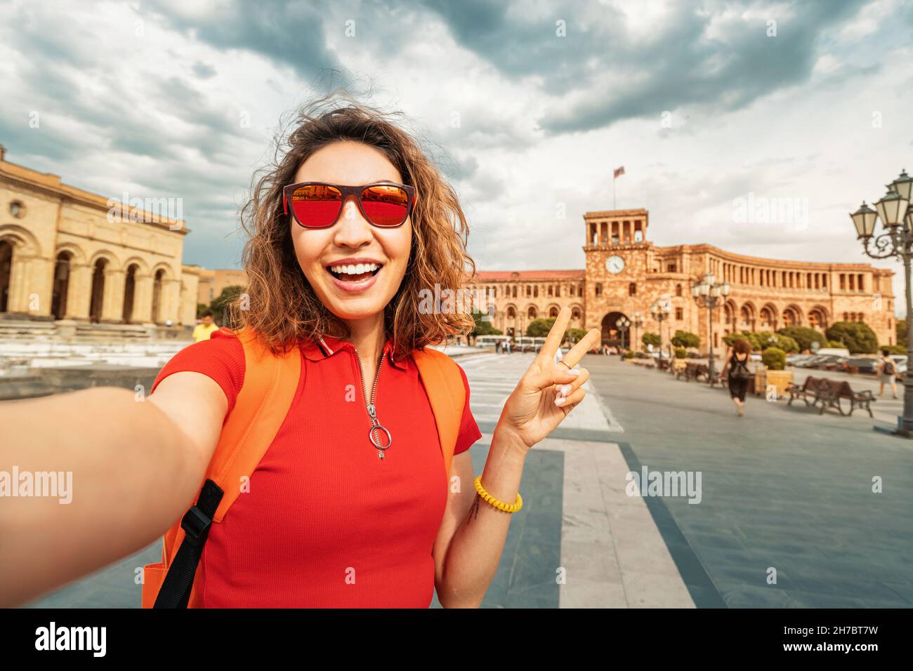 Une heureuse touriste asiatique prend une photo de selfie pour son blog de voyage sur les médias sociaux sur le fond de la place de la République à Erevan, Arme Banque D'Images