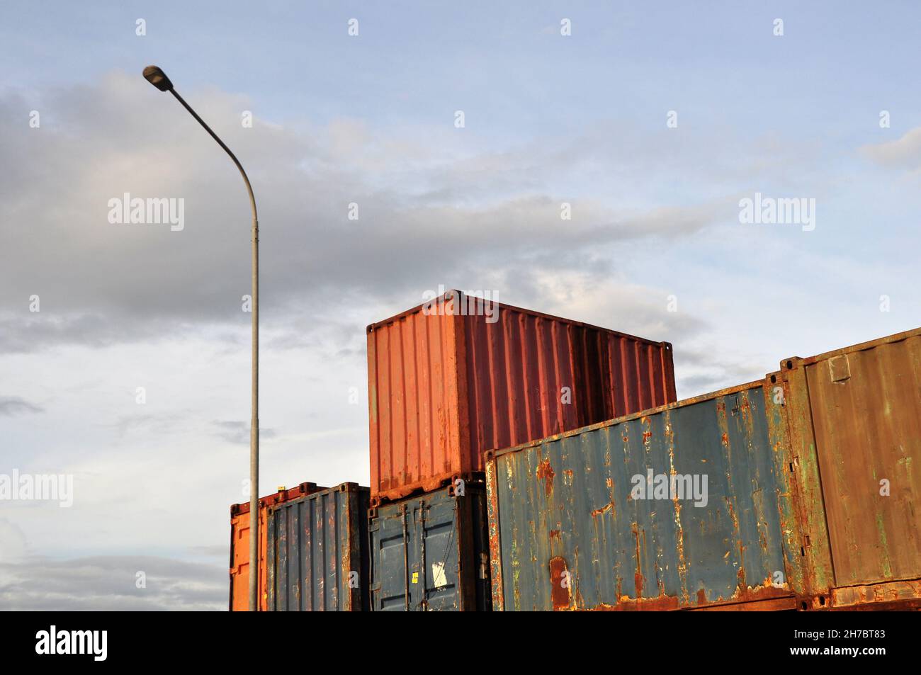 Pile de conteneurs au port de Sunda Kelapa, Jakarta - Indonésie Banque D'Images