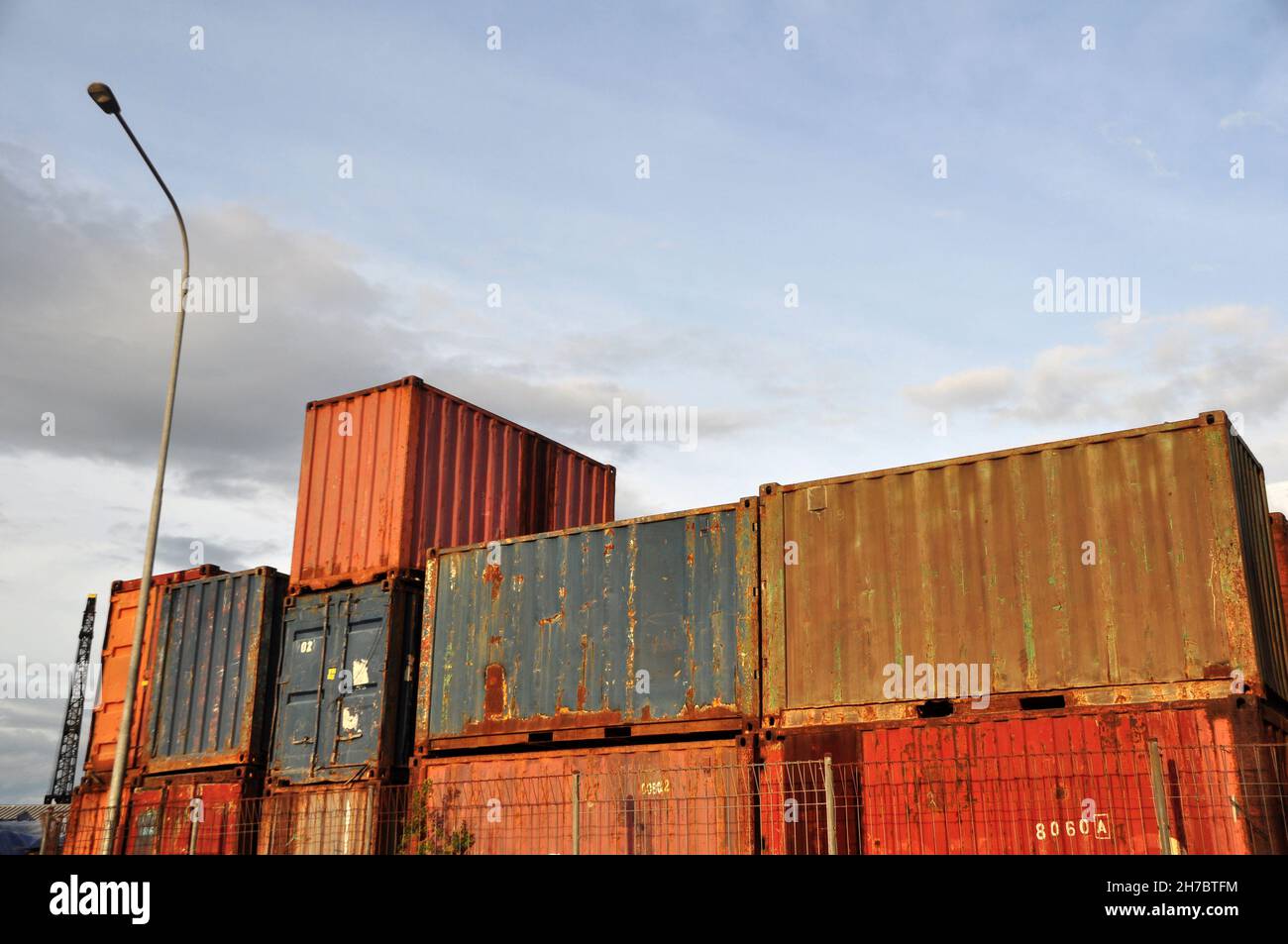 Pile de conteneurs au port de Sunda Kelapa, Jakarta - Indonésie Banque D'Images