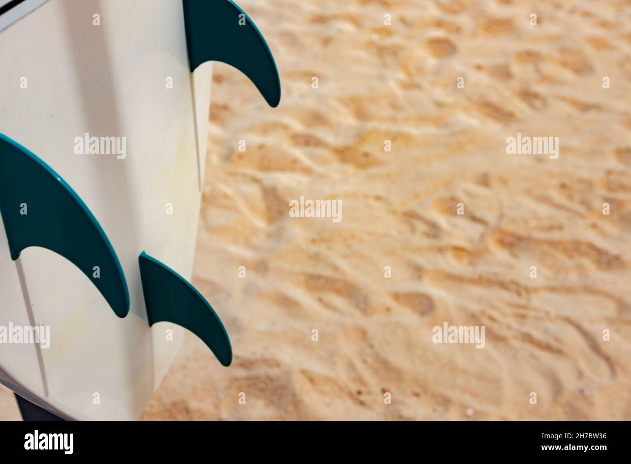 Queues d'une planche de surf sur le sable d'une plage Banque D'Images