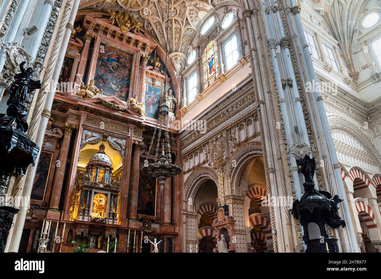 Capilla Mayor, haut autel Renaissance de la cathédrale notre-Dame de l'Assomption à Córdoba, Espagne. Banque D'Images