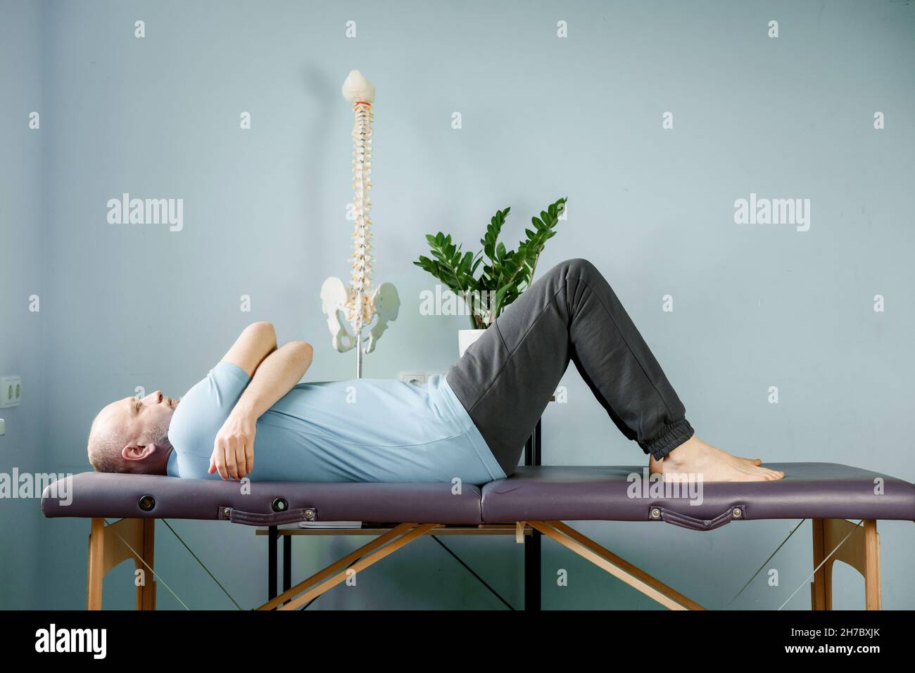 Un homme allongé sur la table de massage en position de repos constructive, si soulagement de douleur articulaire Banque D'Images