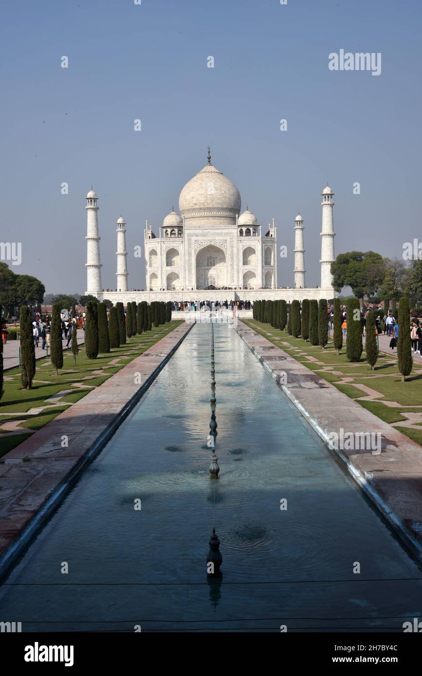 Immense mausolée de marbre blanc, construit à Agra entre 1631 et 1648 par ordre de l'empereur moghol Shah Jahan en mémoire de sa femme préférée, le Taj Mahal est le joyau de l'art musulman en Inde et l'un des chefs-d'œuvre universellement admirés du patrimoine mondial.C'est un site classé au patrimoine mondial de l'UNESCO.Inde. Banque D'Images