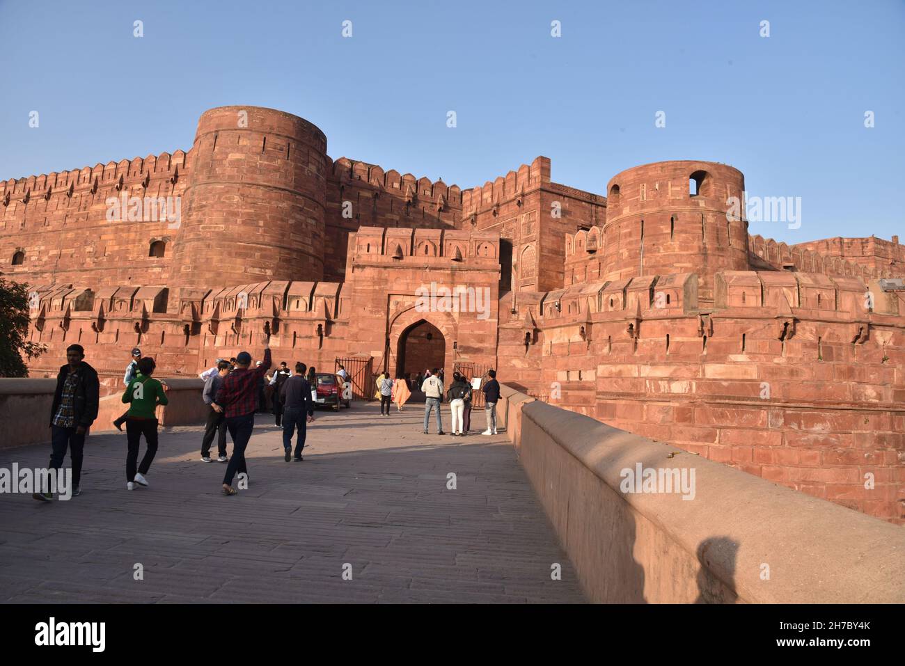 Fort d'Agra est un fort historique dans la ville d'Agra en Inde.C'était la résidence principale des empereurs de la dynastie Mughal jusqu'en 1638, quand la capitale fut transférée d'Agra à Delhi.Avant la capture par les Britanniques, les derniers dirigeants indiens à l'avoir occupé étaient les Marathas.Inde. Banque D'Images