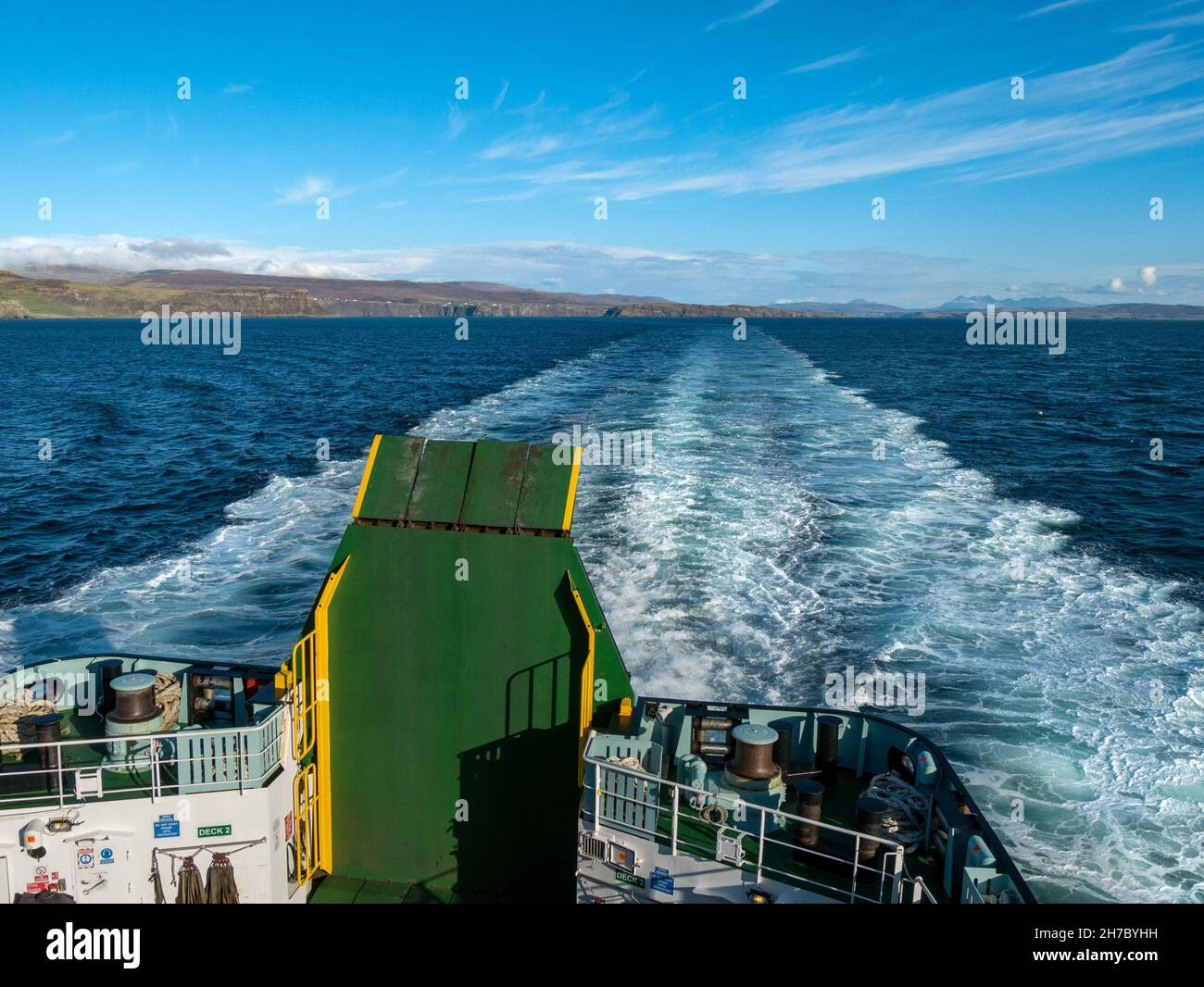 l'eau blanche se réveille en mer bleue depuis la poupe du ferry pour voitures MacBrayne Caledonian de MV Hebrides à la traversée de Uig sur Skye à Tarbert sur Lewis et Harris. Banque D'Images