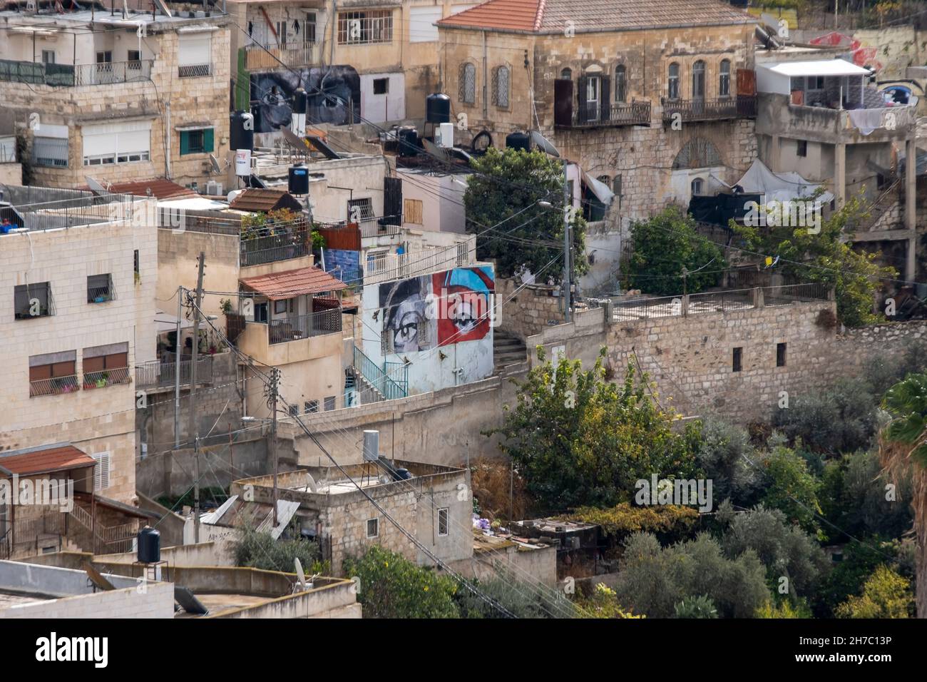 Façade de maisons peintes en forme d'yeux partie du projet d'art public international « I Witness Silwan » à l'appui de la lutte de longue date de Silwan contre la dépossession qui a lieu dans le quartier de Batan al-Hawa à Silwan, un village majoritairement palestinien à la périphérie de la vieille ville de Jérusalem-est, en Israël. Banque D'Images